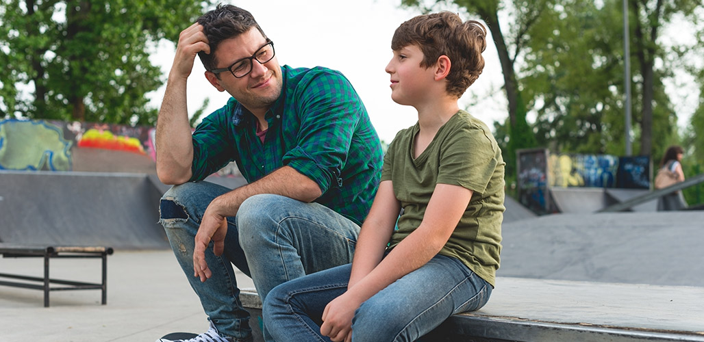 Volwassenen praat met jongen