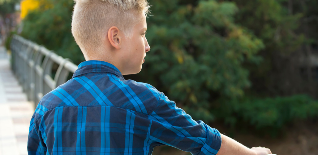Jongen op brug kijkt weg - Actueelbericht: ‘Ik was twaalf jaar. Ik wist niet waarom ik werd meegenomen’