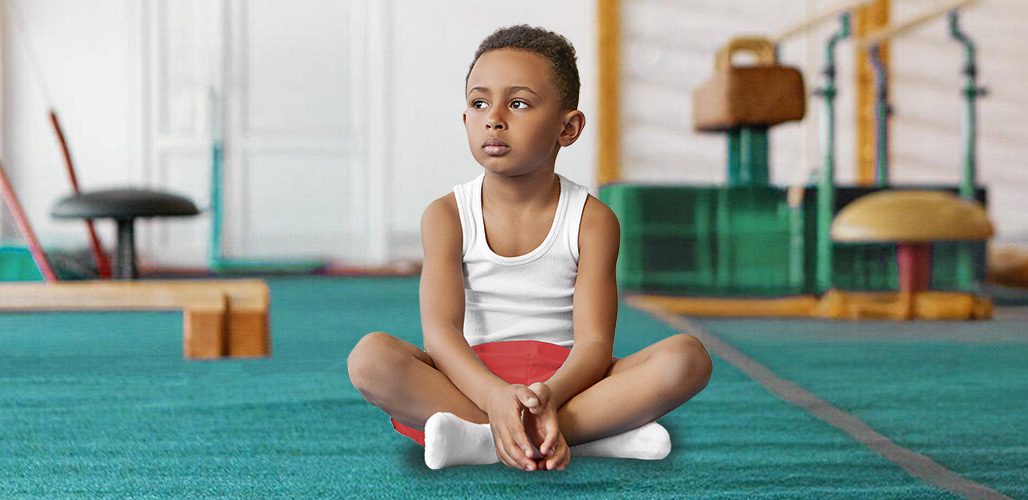 Jongetje zit in de gymzaal op de grond en kijkt beetje bedroefd | Actueelbericht: 'Ik ben een raar kind'