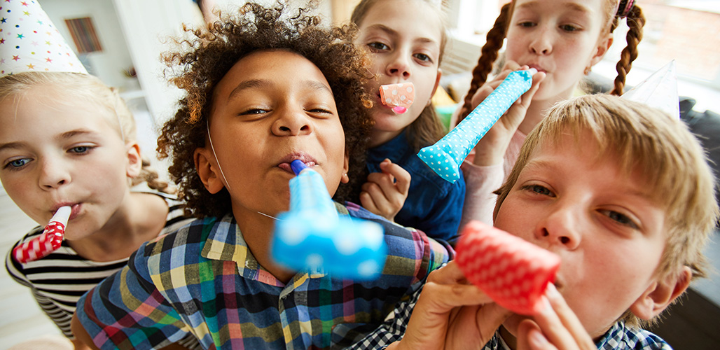 5 kinderen vieren een (verjaardags)feest | Augeo viert 20 jaar veerkracht voor generaties