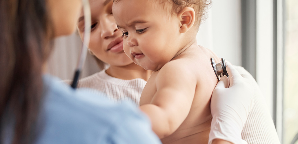 Baby voor controle bij een verpleegkundige | Actueelbericht: Een baby met een blauwe plek, dat is gek!