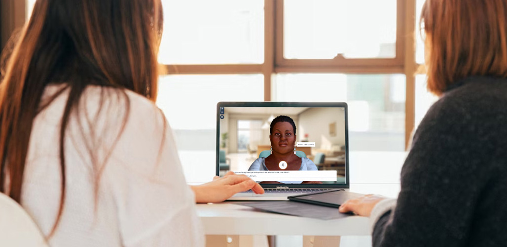 2 dames volgen een cursen op de laptop | Actueelbericht: Lastige gesprekken oefenen met een virtuele ouder