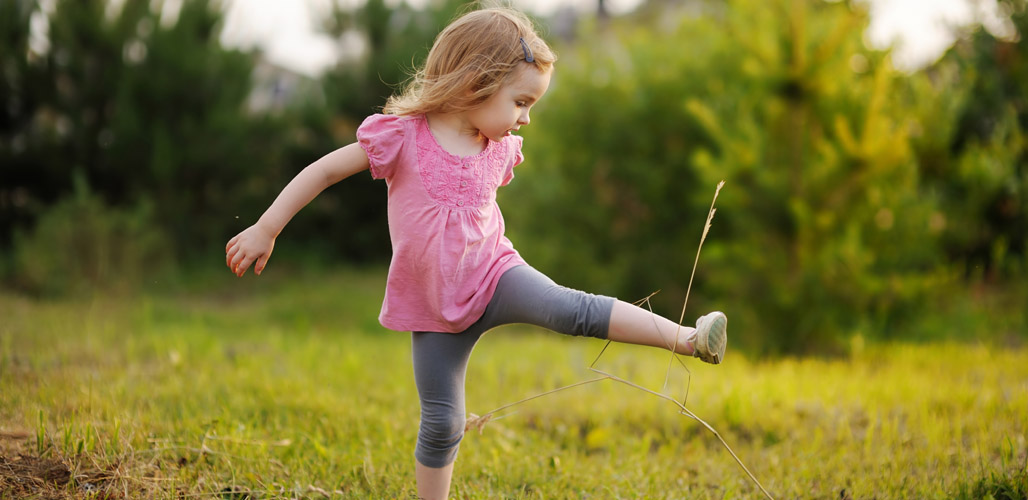 Meisje speelt buiten