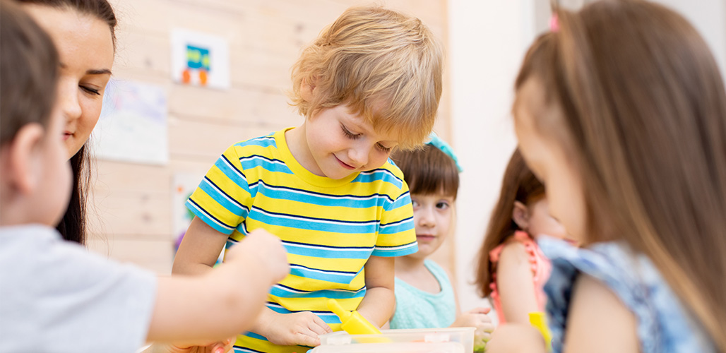 Kinderen aan het kleien op de BSO | Werken met jonge kinderen: 5 tips voor pedagogisch professionals