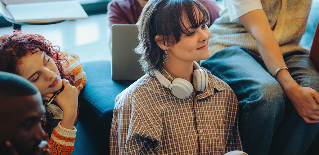 Studenten luisteren aandachtig naar de feedback die ze ontvangen | Actueelbericht: Hoe je sociale feedback interpreteert, beïnvloedt je relaties