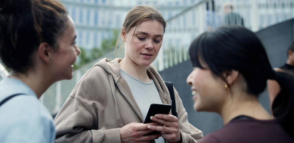 Meisje wordt terwijl ze in gesprek is door haar vriend meerdere malen geappt | Actueelbericht: Dwingende controle en femicide – bewustwording en kennis