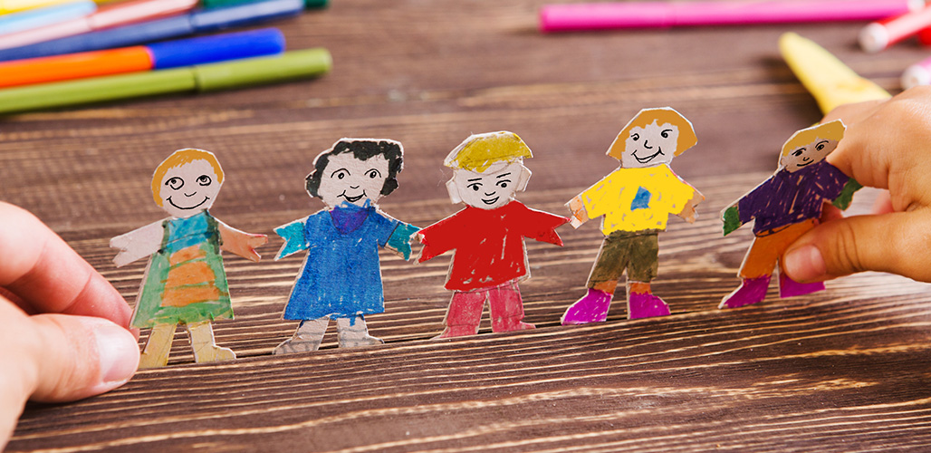 Geknipte en ingekleurde figuurtjes in soort van gezinsopstelling - Actueelbericht: Een gezinsgerichte aanpak op school helpt kinderen die het thuis moeilijk hebben