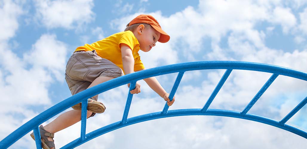 Hoe implementeer je veerkracht? - Jongetje klimt op klimrek