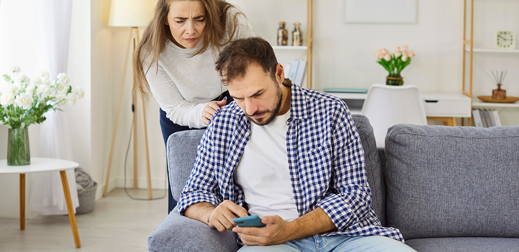 Man controleert mobiele telefoon van zijn vrouw | 5 microlearnings over intieme terreur