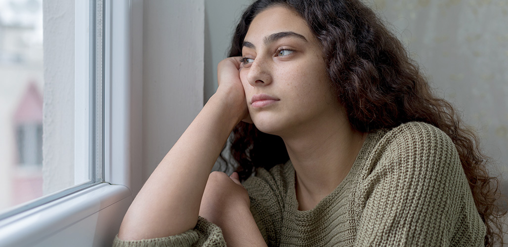 Geen enkel kind meer in de gesloten jeugdzorg? | Meisje kijkt bedenkelijk door het raam