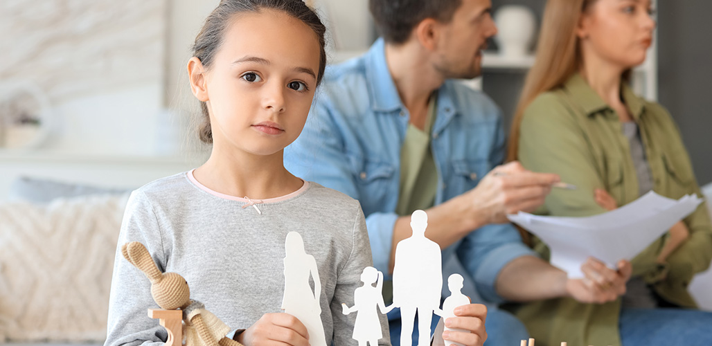 Meisje laat via papier zien dat haar ouders gaan scheiden | Actueelbericht: Huiselijk geweld en trauma: wat rechters (nog) niet leren