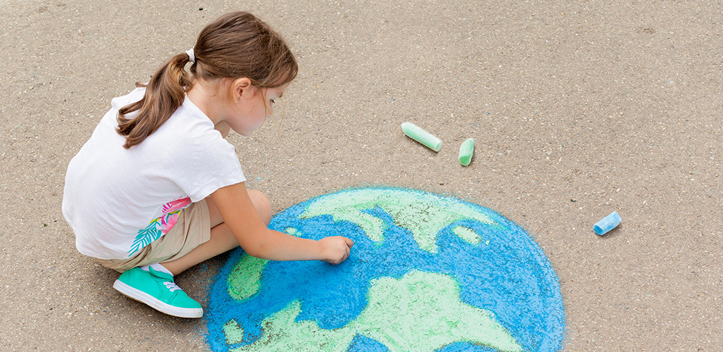 Actueelbericht over Kidsrights Index 2025 | Meisje heeft op stoep wereldbol gekrijt.