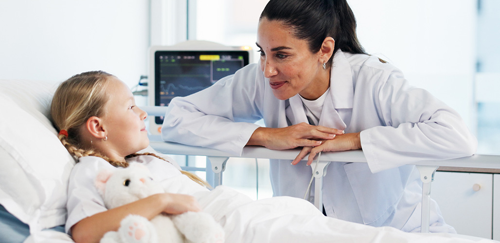 Arts aan bed bij meisje voor controle | Actueelbericht: Kindermishandeling: de verantwoordelijkheid en rol van medici in ziekenhuizen