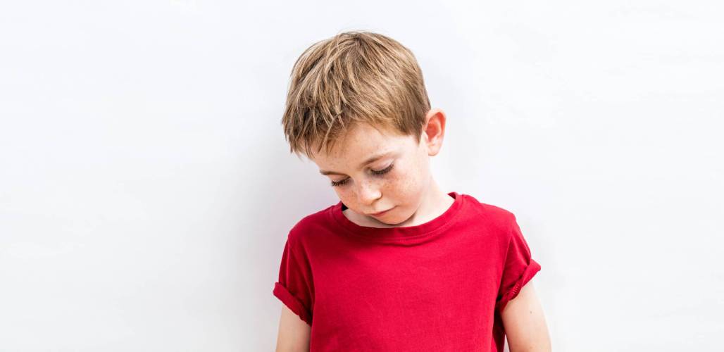 Kinderen in de kou - verdrietige jongen - 1028x500px