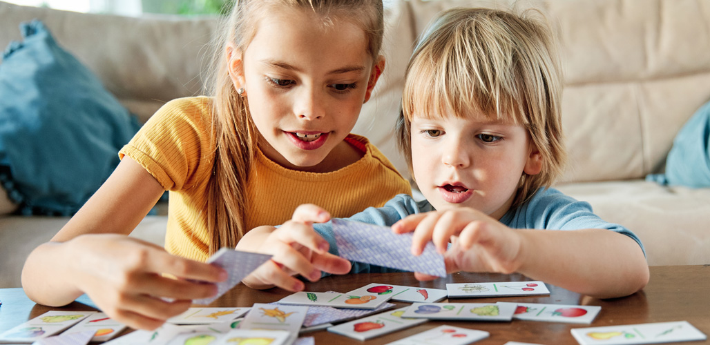 kinderfonds - 2 kinderen spelen een spelletje