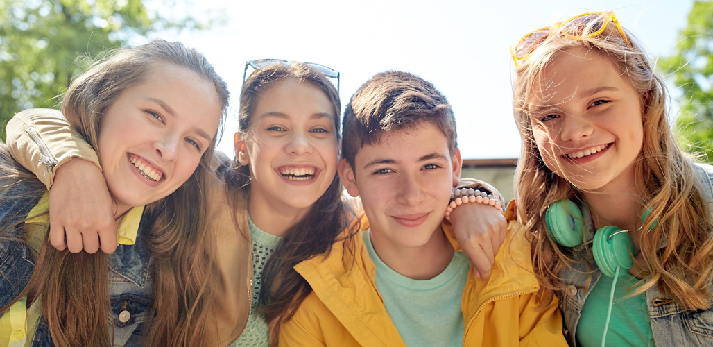 Actueelbericht - Kinderrechten: hoe pas je ze toe in de praktijk? | 4 tieners kijken naar de camera. 