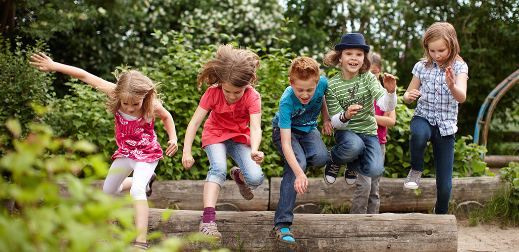 5 kinderen springen zelfverzekerd over een boomstam als hindernis| Actueelbericht: Wat weet jij van kinderrechten?