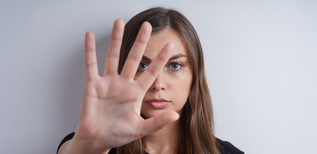 Vrouw zegt Stop met haar hand voor haar gezicht | Actueelbericht: Orange the World: 7 kijktips in de strijd tegen geweld tegen vrouwen