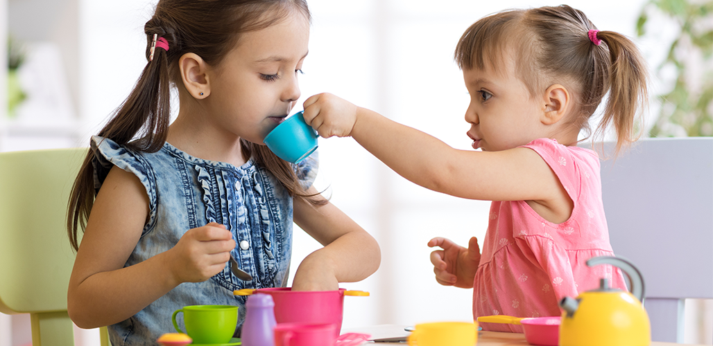 Jong meisje geeft haar zusje thee | Actueelbericht - Brandwond door hete thee: ongeluk of mishandeling?