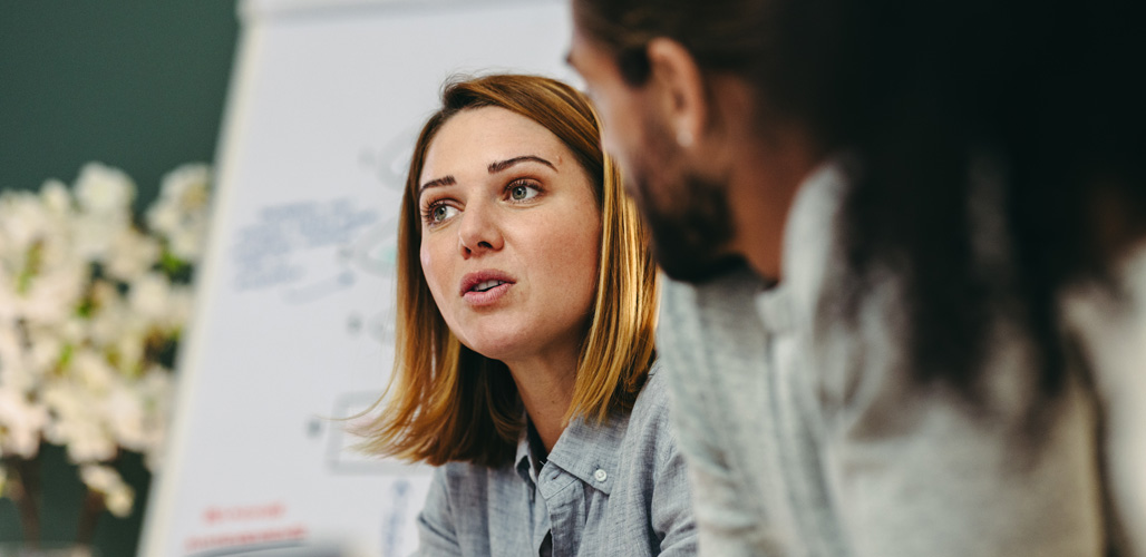 Jonge professional vertelt over haar ervaringen tijdens een vergadering met een collega | Actueel: Lessen van professionals over hun werk met kinderen en ouders