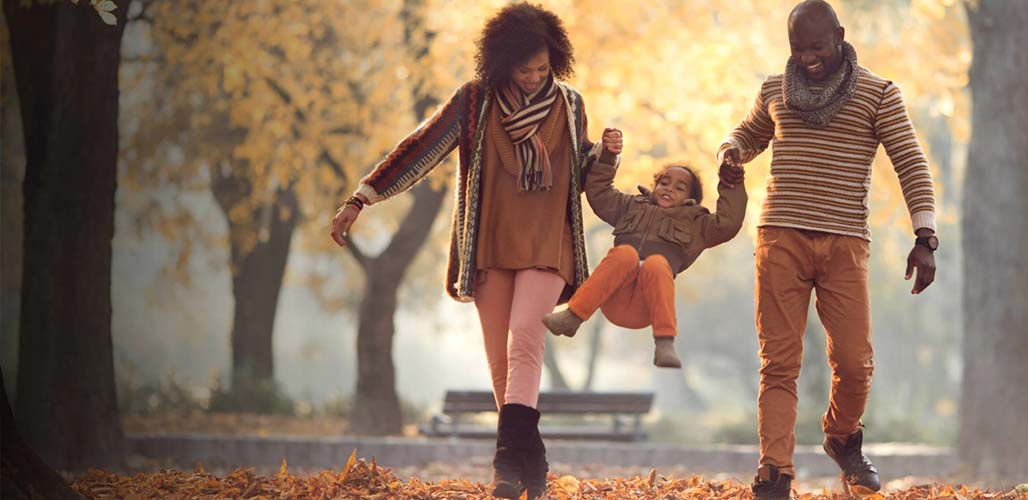 Augeo Magazine Oog voor ouders - Ouders schommelen met hun kind in de herfst