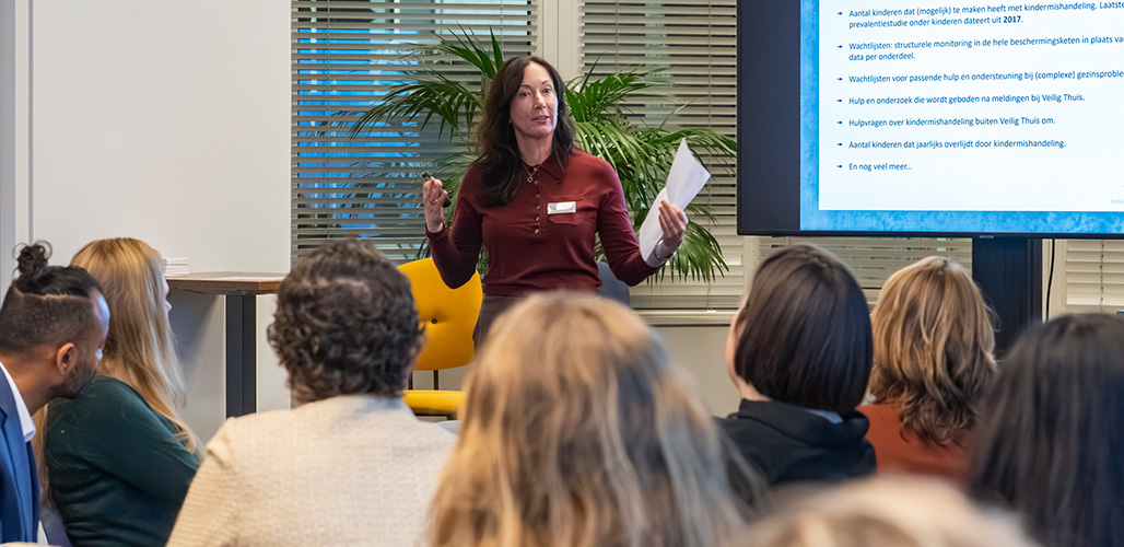 Mariëlle spreekt nieuwe kamerleden toe tijdens Masterclass Kinderrechten.