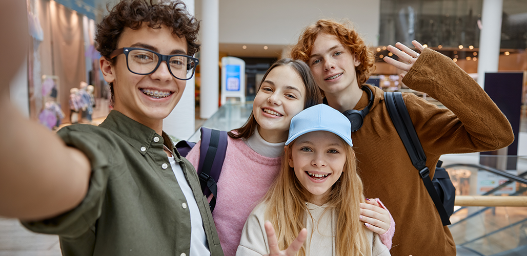 4 jongeren op school maken een selfie | Actueelbericht: Mentaal welzijn van jongeren - 5 voorbeelden om hen te ondersteunen