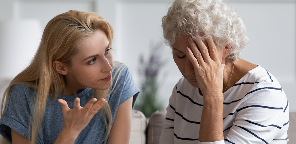 Een dochter van middelbare leeftijd probeert haar moeder te manipuleren, moeder heeft het daar moeilijk mee
