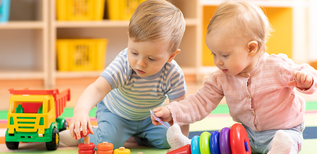2 spelende kinderen in de kinderopvang | Rol van kinderopvang bij eerste 1000 dagen van een kind