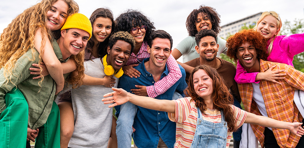 Gemengede groep jongeren maken een groepsfoto | Actueelbericht: Wat houdt jongeren mentaal gezond?