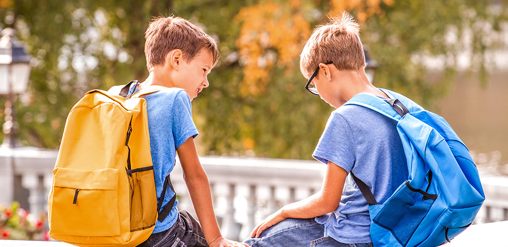 2 jongens praten met elkaar omdat er eentje boos is | Actueelbericht: Hoe praat je met kinderen over geweld?