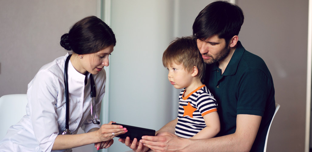 Kind met pappa bij arts