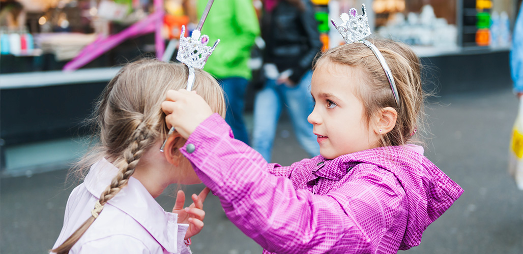 meisje zet kroontje op hoofd van vriendin | Prinsjesdag 2026: aandacht voor kinderen, maar kinderrechten minder zichtbaar
