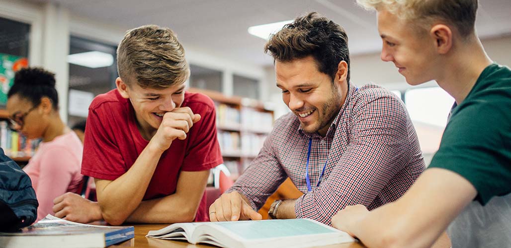 Handle with Care en Ruggensteun - Leraar geeft uitleg aan scholieren
