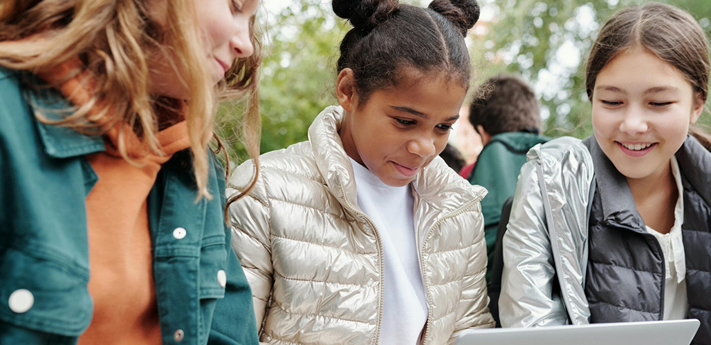 3 meiden kijken naar een laptop voor instructies | Actueelbericht: Samen werken aan het voorkomen van seksueel geweld