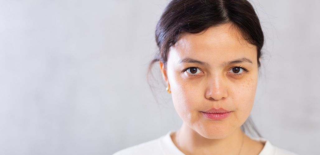 Meisje kijkt serieus in de camera | Actueel: Wat weet je over eerwraak en andere schadelijke praktijken?