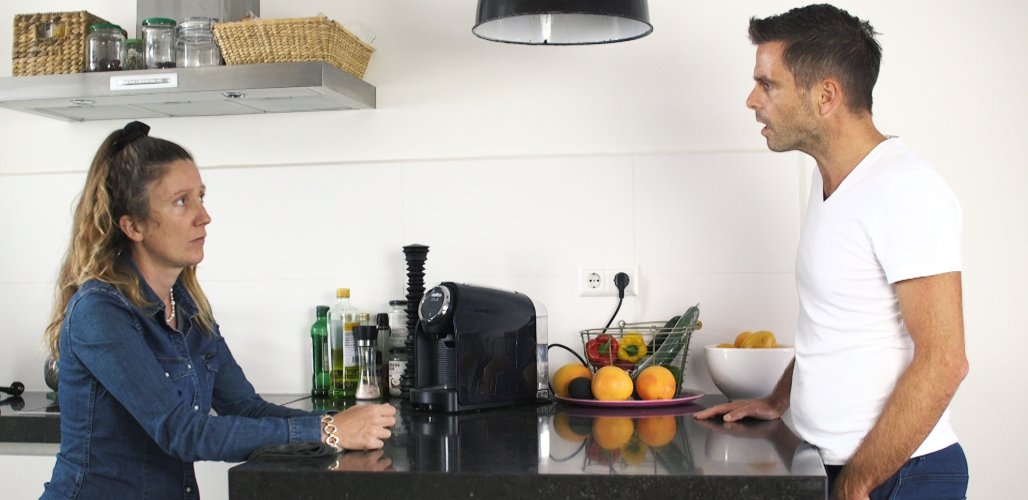 Speelfimscene uit documentaire Zij lijkt het probleem te zijn