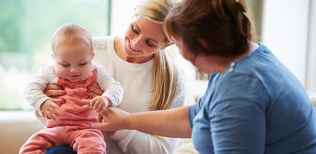 Sociaal werker op bezoek en in gesprek met moeder en baby | - Actueelbericht: Ouders vertrouwen en samenwerken met gezinnen kan wél en gebeurt ook
