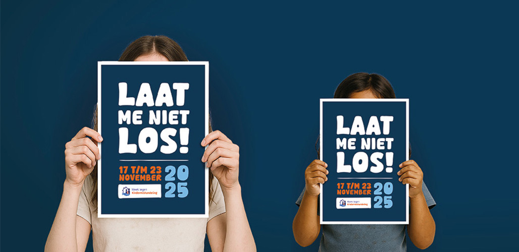 2 jongeren houden allebei een bord met de tekst Laat me niet los omhoog. Je ziet de jongeren zelf niet. | Actueelbericht: Week tegen Kindermishandeling 17 – 23 november