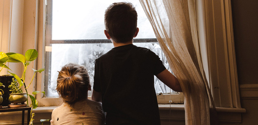 Kinderen kijken naar buiten