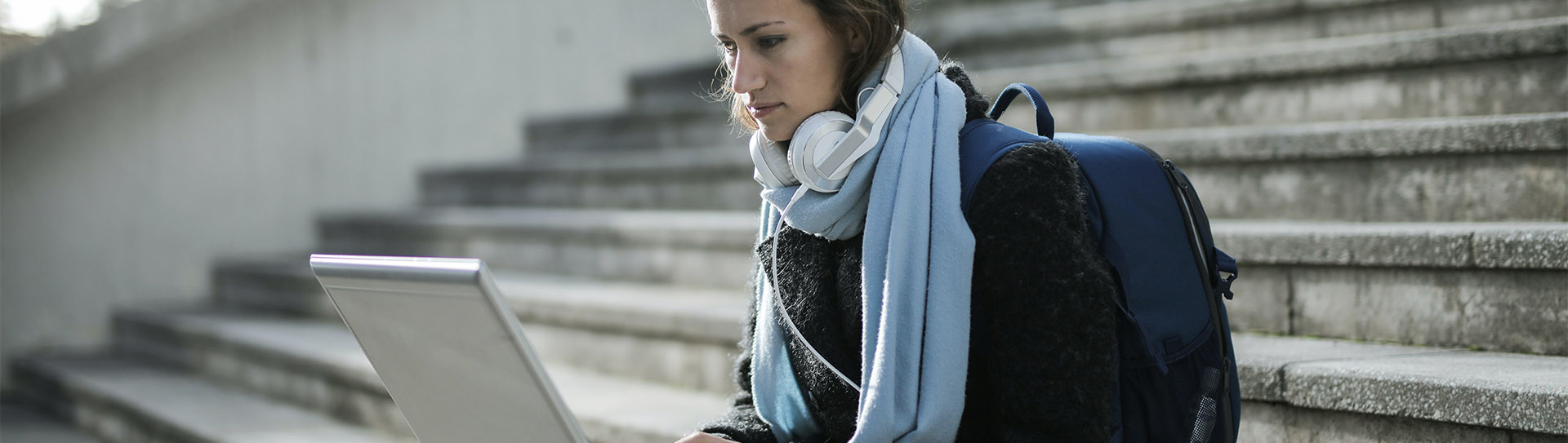 lerende student op trap