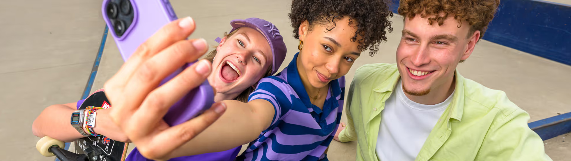 3 vrienden maken een selfie bij de skatebaan. Closeup | FF Mentaal | bron: https://ffmentaal.nl