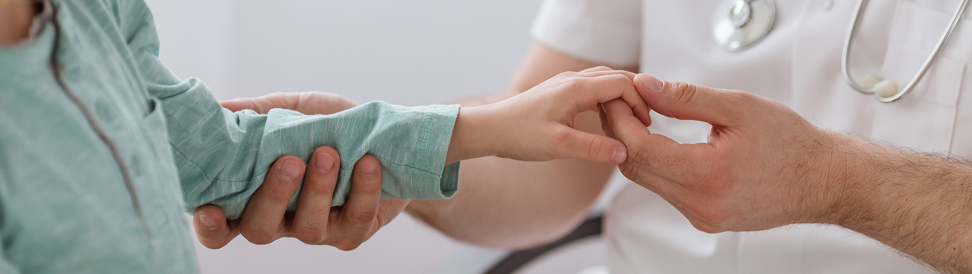Kinderarm  en hand worden door arts gecontroleerd op breukjes