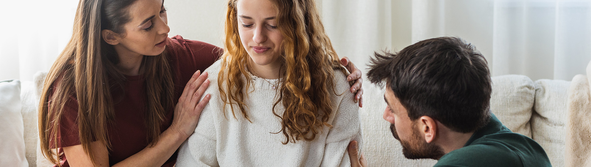 Mentaal welzijn en jongeren | Ouders bieden steun aan dochter na gesprek