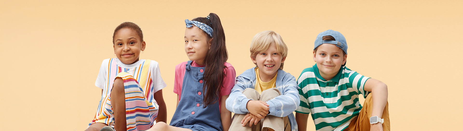 4 jongeren zitten op de grond