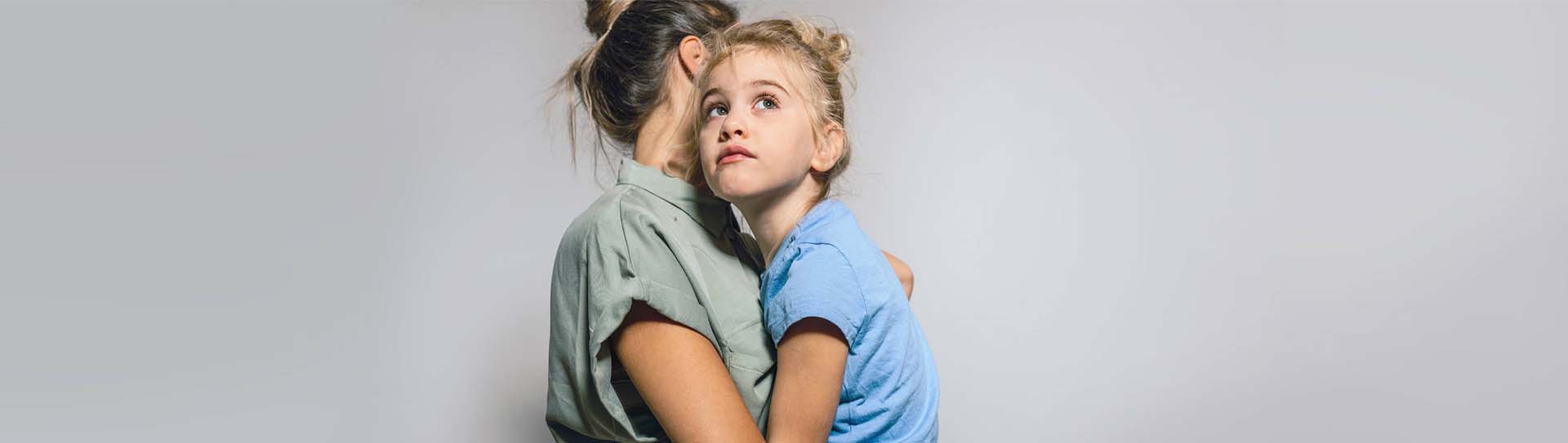 Moeder knuffelt dochter