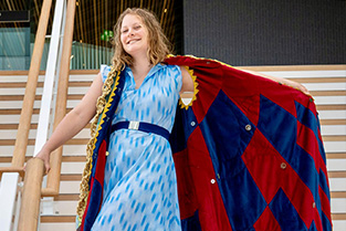 Fotograaf Robert Steenbergen, DNA cape gedragen door Nikki Steenbergen, ontwerpster