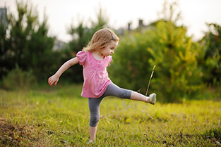 Meisje dat buiten speelt