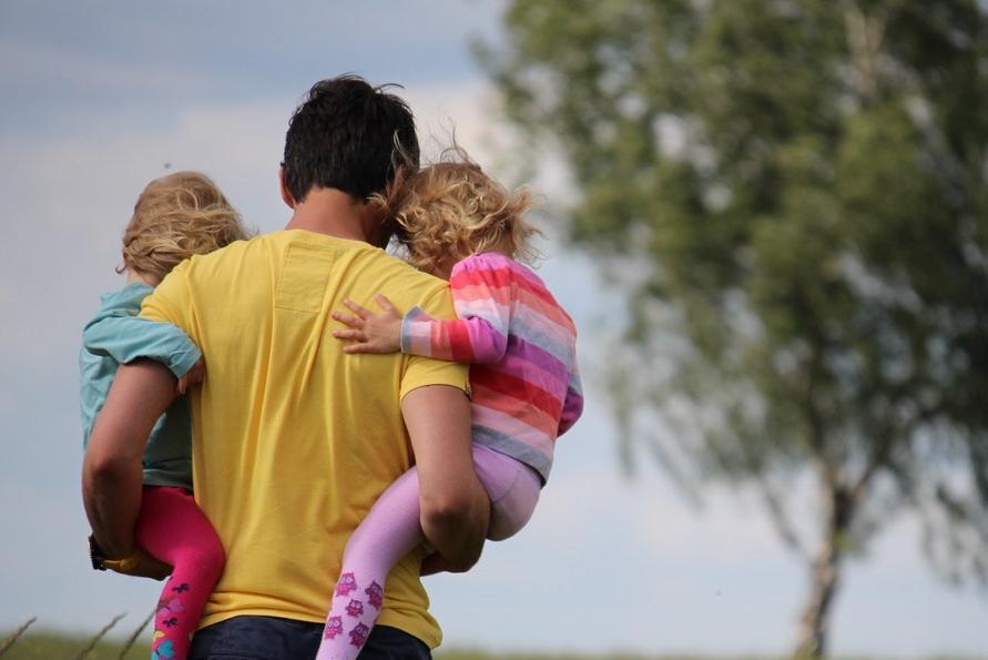 Vader met twee dochters