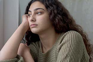 Geen enkel kind meer in de gesloten jeugdzorg? | Meisje kijkt treurig door het raam